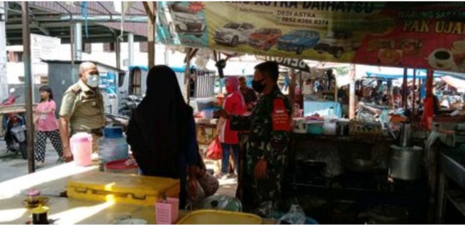 Babinsa Gelar Imbauan Perilaku Hidup Baru di Pasar Agussalim
