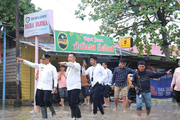 Drainase Jalan Darma Bakti Sering Banjir, Pj Wako Turun Didampingi Kadis PUPR Pekanbaru