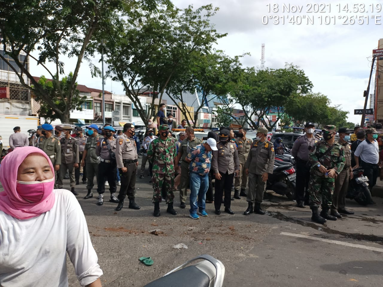Koramil 02 Kota Bersama Tim Yustisi Eksekusi Bangunan di Pasar Agussalim