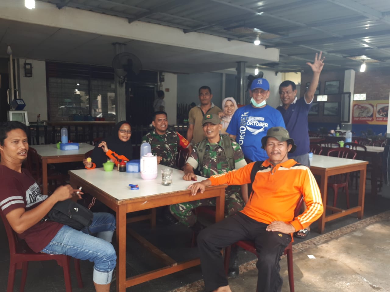 Babinsa Kelurahan Simpang Empat Komsos Ke Warga