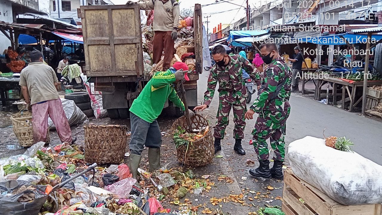 Babinsa  Koramil 02 Kota Goro Angkut Sampah di Jalan Nilam