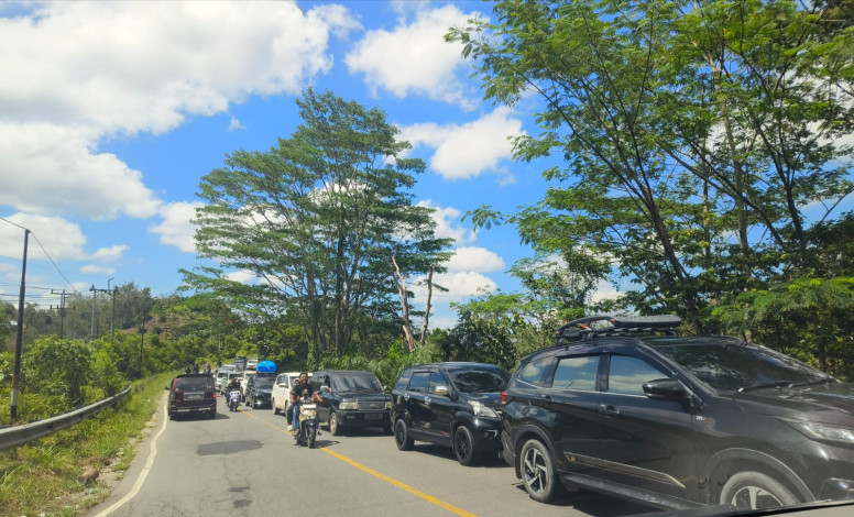 Jalan Lintas Riau-Sumbar Macet Parah, Ternyata Ini Penyebabnya