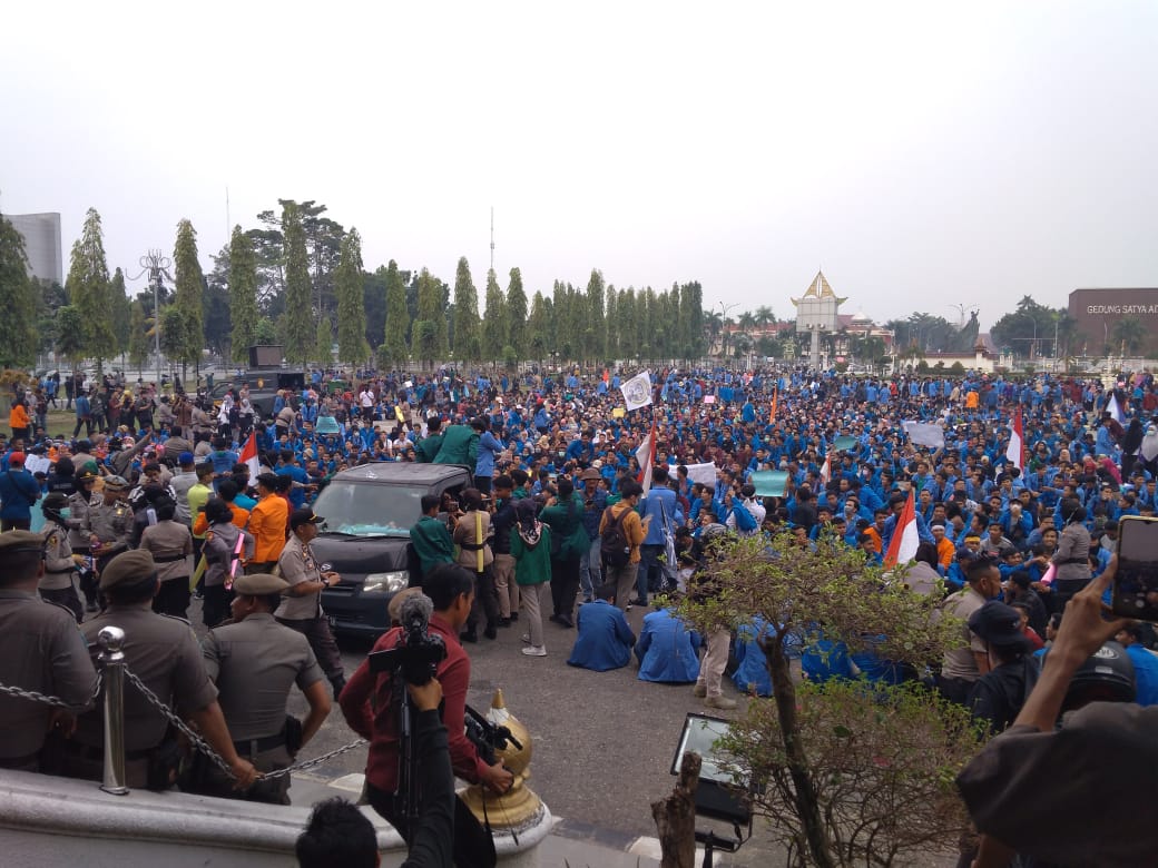 Ribuan Mahasiswa Gabungan Beri Tujuh Poin Petisi ke Gubernur dan Kapolda Riau