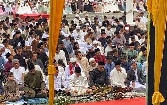 Wagubri Salat Id di Kantor Gubernur Riau Bersama Ribuan Masyarakat