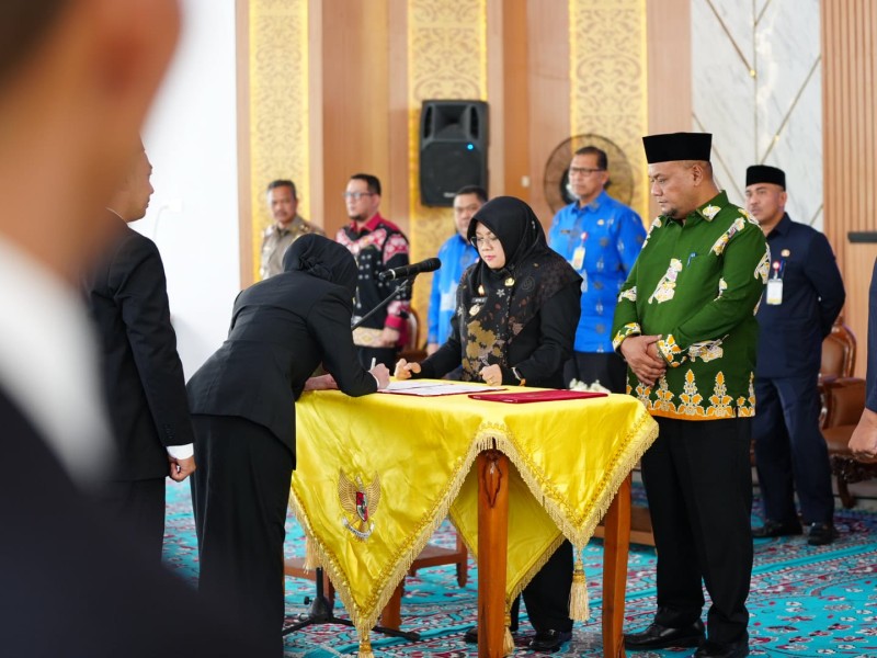 Lantik 60 Orang Pejabat Administrator dan Pengawas, Bupati Afni Tekankan Tanggung Jawab ASN Melayani Masyarakat