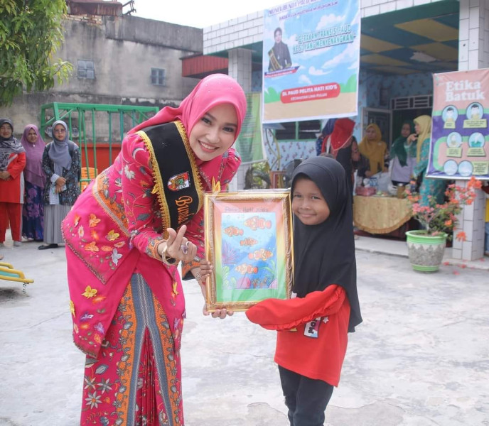 Bunda PAUD Pekanbaru Serahkan Bantuan Perlengkapan Sekolah pada KB Pelita Hati