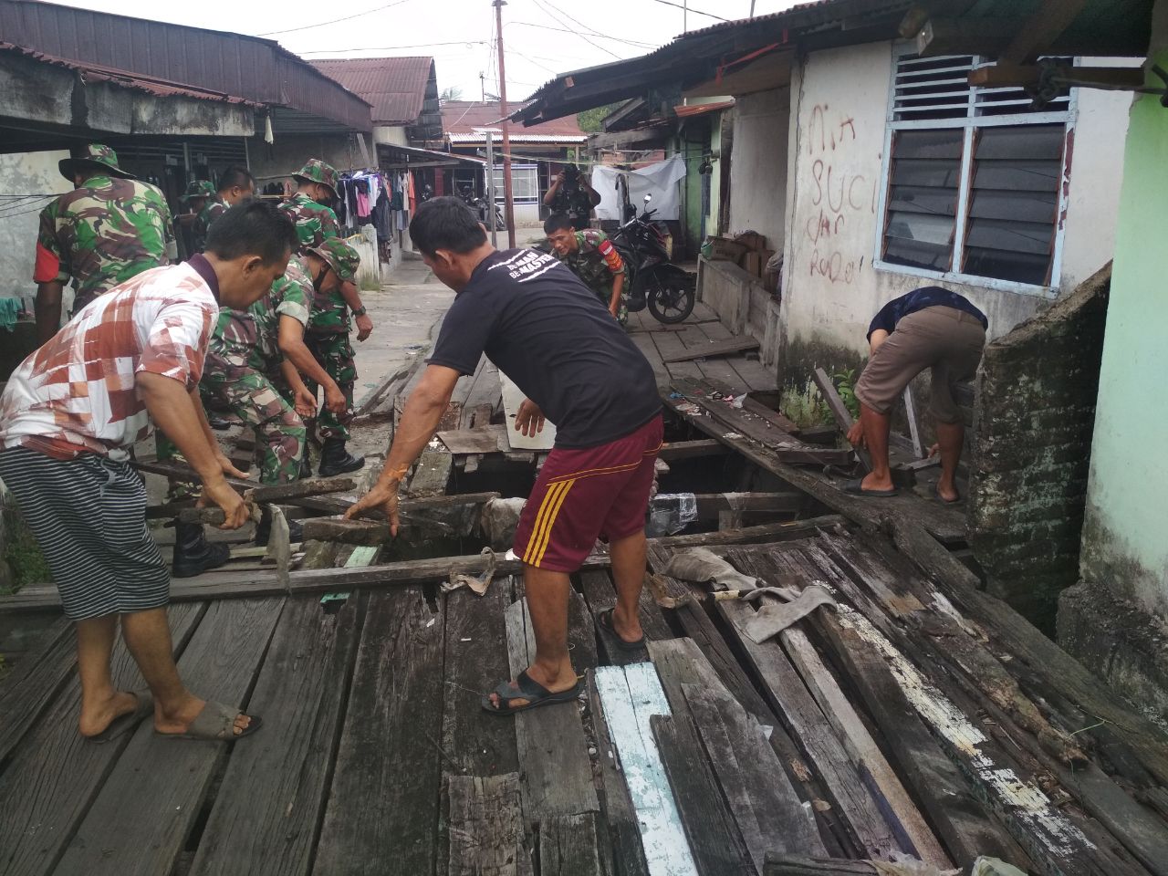 Babinsa Goro Bersama Warga Perbaiki Jembatan 
