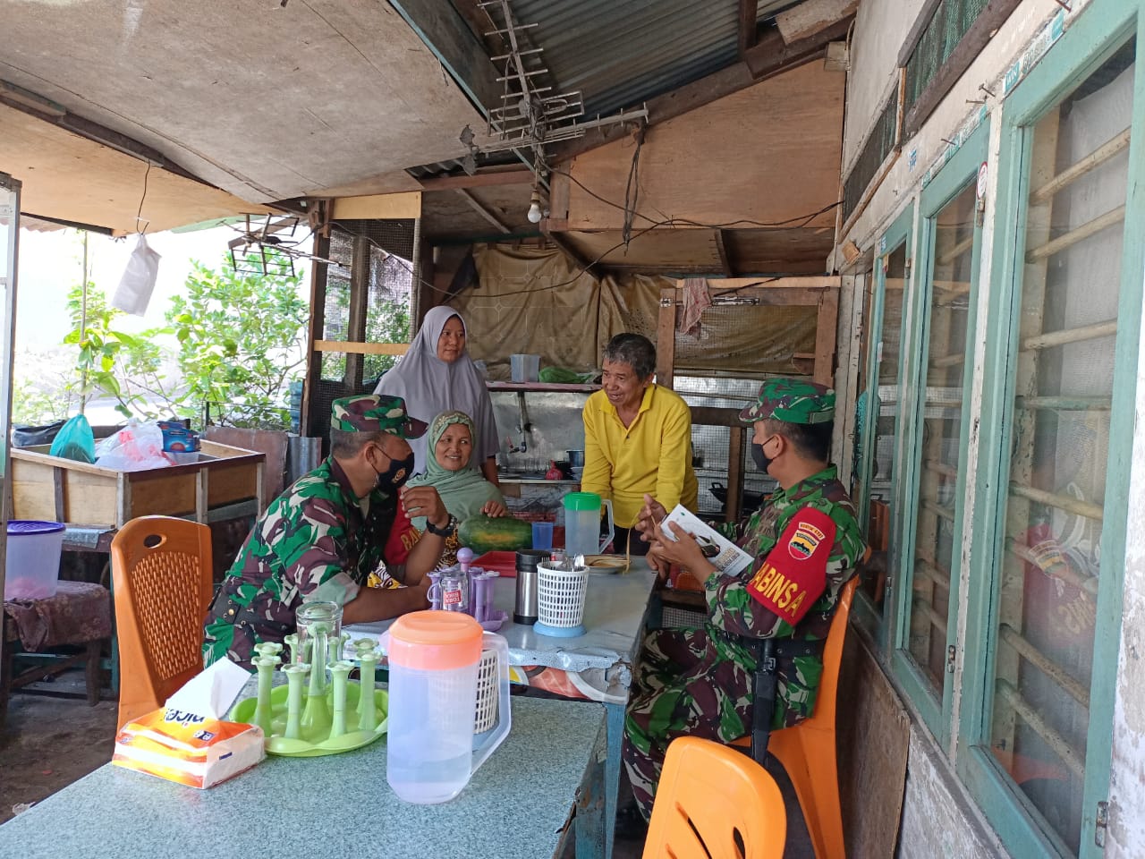 Komsos ke RW 02, Babinsa Kelurahan Tanah Datar Bahas Siskamling 