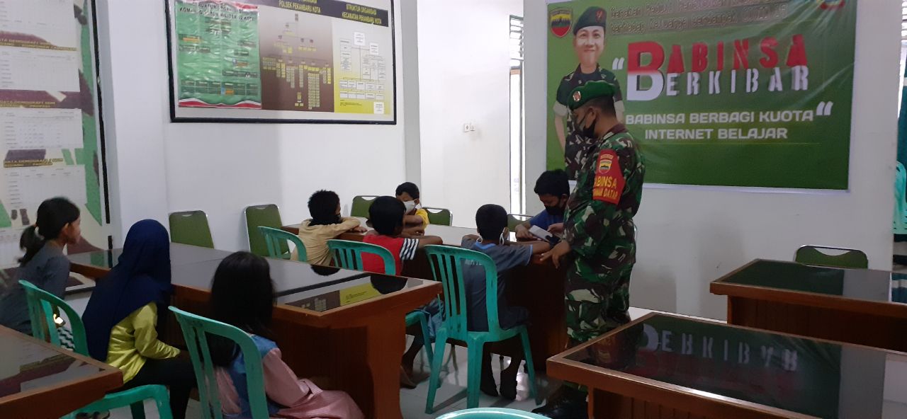 Babinsa Bagikan Kuota Internet Belajar Pada 7 Pelajar tak Mampu di Kelurahan Tanah Datar
