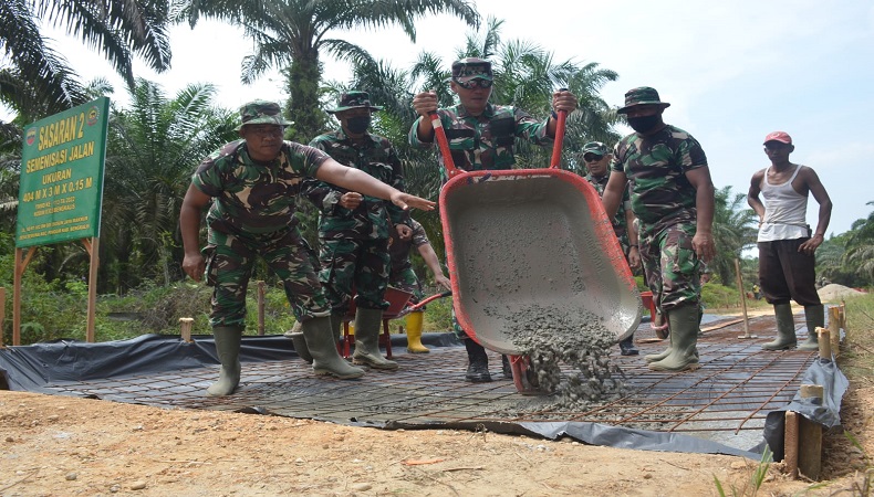 Kasiter Korem Wirabima Bersama Dandim Bengkalis Cor Semen Perdana di Titik Sasaran TMMD