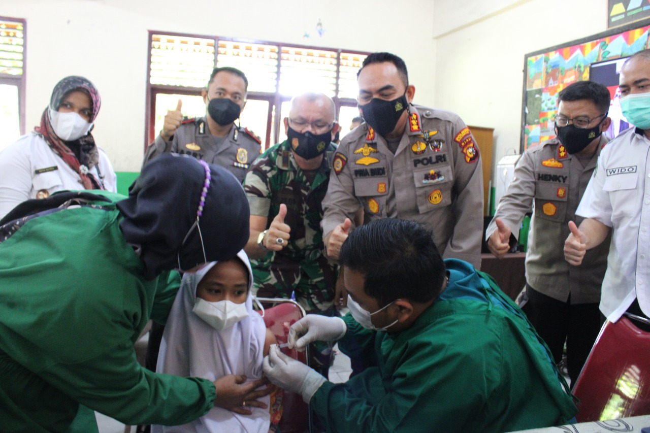 Kapolresta Pekanbaru Tinjau Pelaksanaan Vaksinasi Merdeka Anak di SDN 3 Pekanbaru Tempat Beliau Menimba Ilmu.