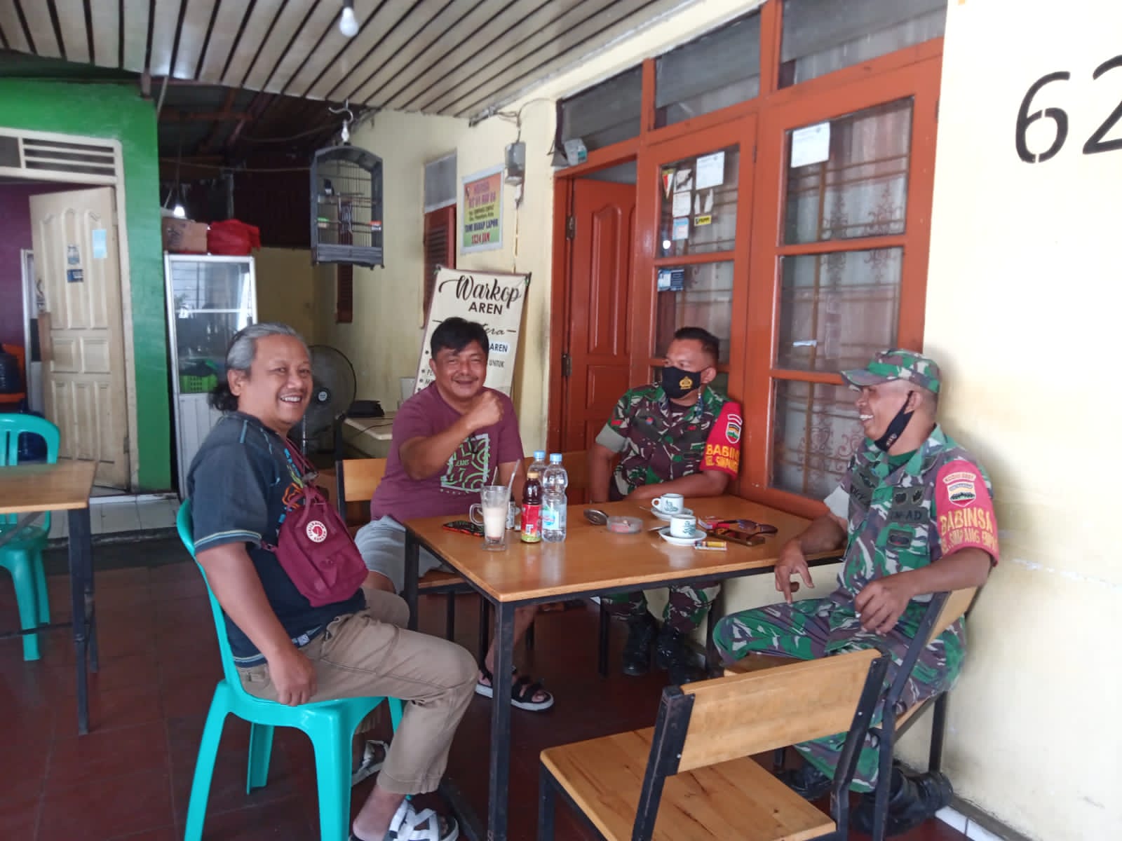 Babinsa Simpang Empat Edukasi Prokes ke Jalan Sumatera