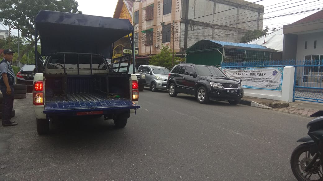 UPT Perparkiran Dishub Pekanbaru Tertibkan Parkir Liar di Jalan Senapelan dan Juanda