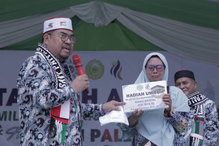 Guru SD Muhammadiyah Pekanbaru Dapat Doorprize Umroh