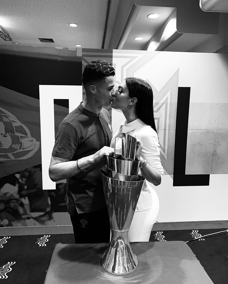 Bawa Portugal Juara, Ronaldo Dapat Kado 'Panas' dari Sang Pacar