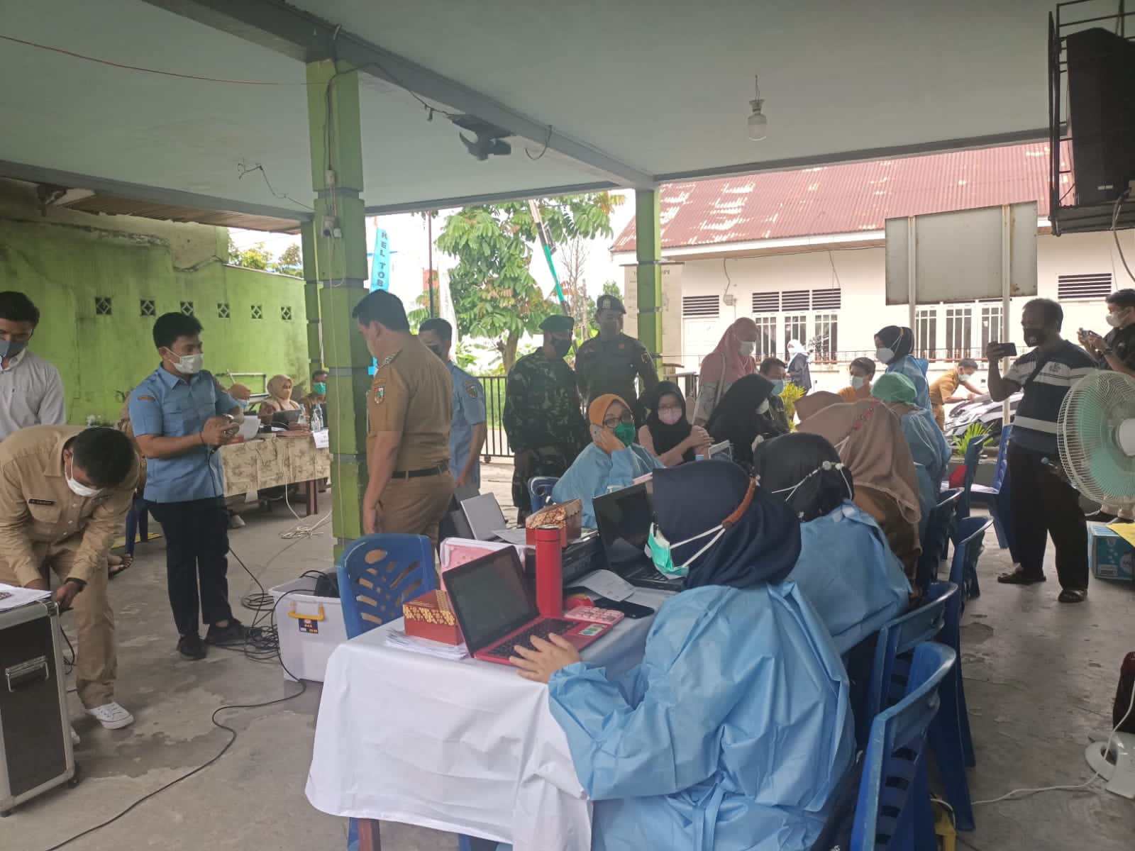 Babinsa Dampingi Warga Vaksinasi di Puskesmas Kecamatan