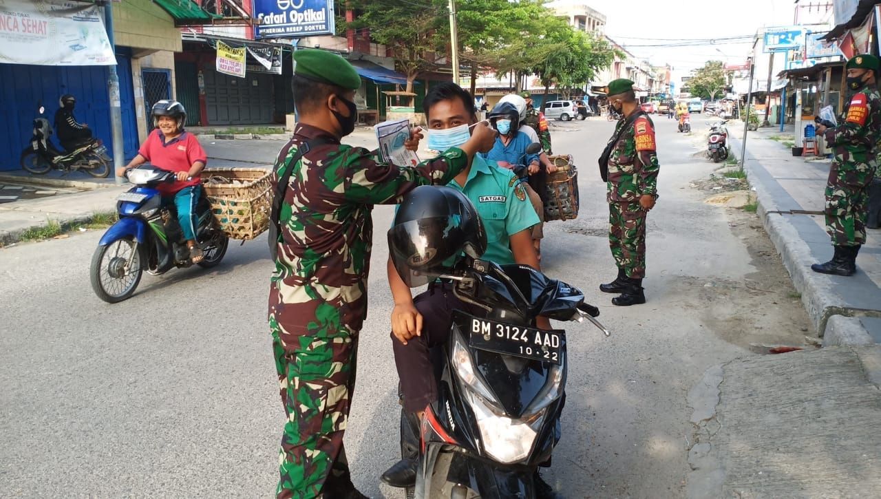 Babinsa Koramil 02 Kota Berbagi Masker dan Penegakan Disiplin Protokol Kesehatan 