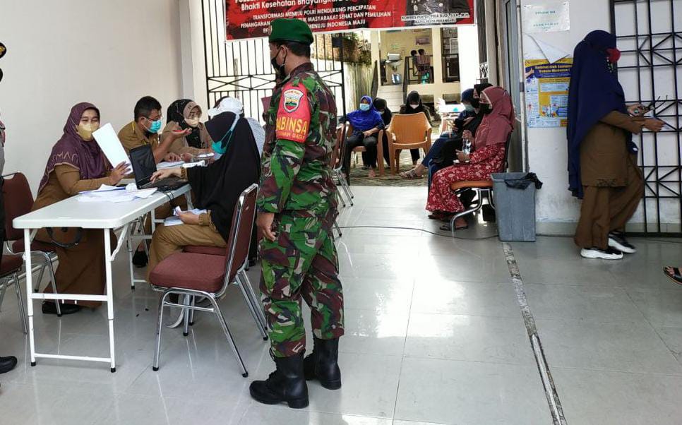 Serka Agus Purwanto Dampingi Lansia Vaksinasi ke Puskesmas 