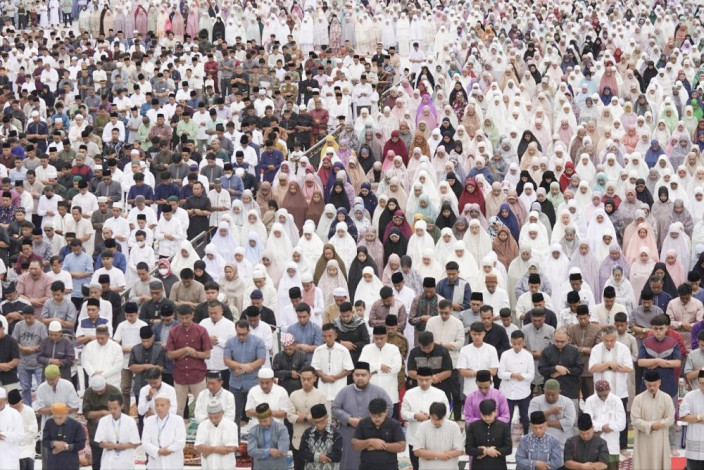 Salat Idulfitri Bersama Ribuan Warga di Masjid Raya Annur Riau, Ini Pesan Gubernur Abdul Wahid