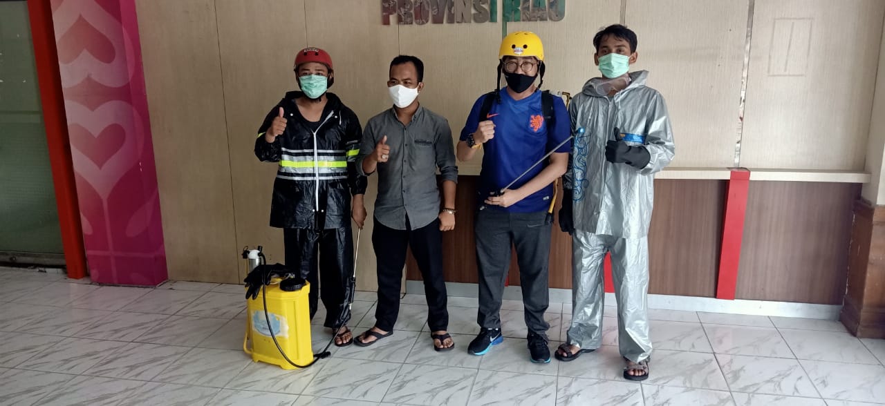 Cegah Covid-19, Kantor KONI Riau Disemprot Disinfektan