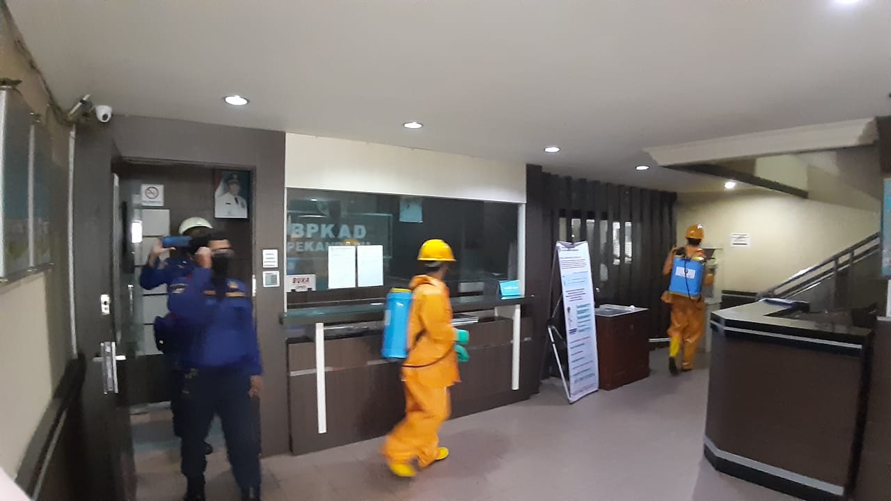 ACT,  Damkar Kota Semprotkan Cairan Disinfektan ke Kantor BPKAD  Klaster Baru Covid-19 di Pemko Pekanbaru 