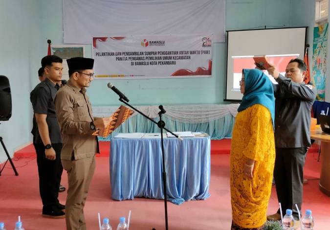 Ketua Bawaslu Pekanbaru Lantik  Sri Lestari sebagai Panwascam