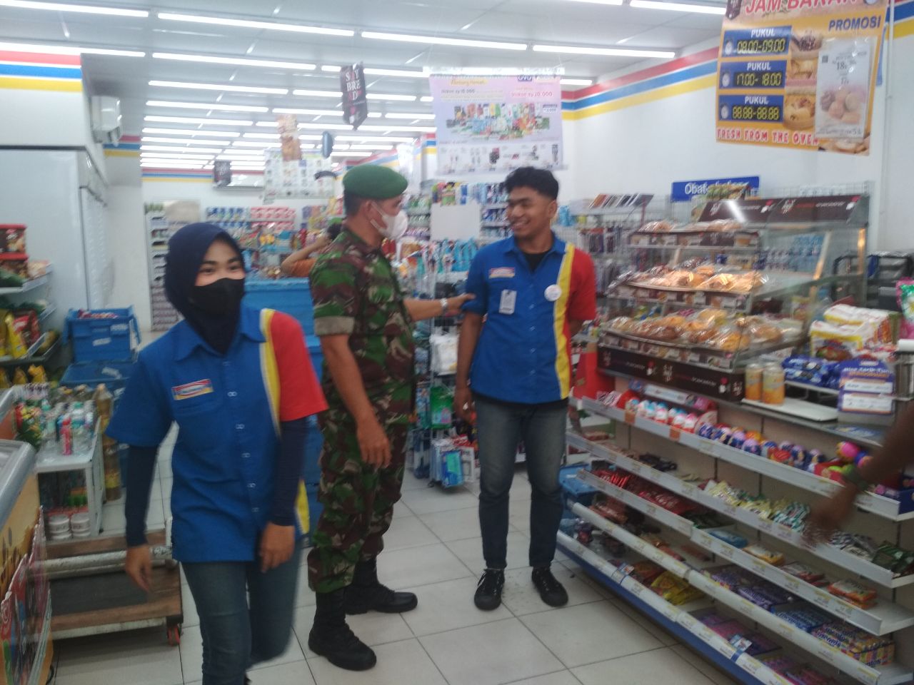 Komsos, Babinsa Ajak Warga  Dukung Program Pekanbaru Bersih Bebas Sampah 