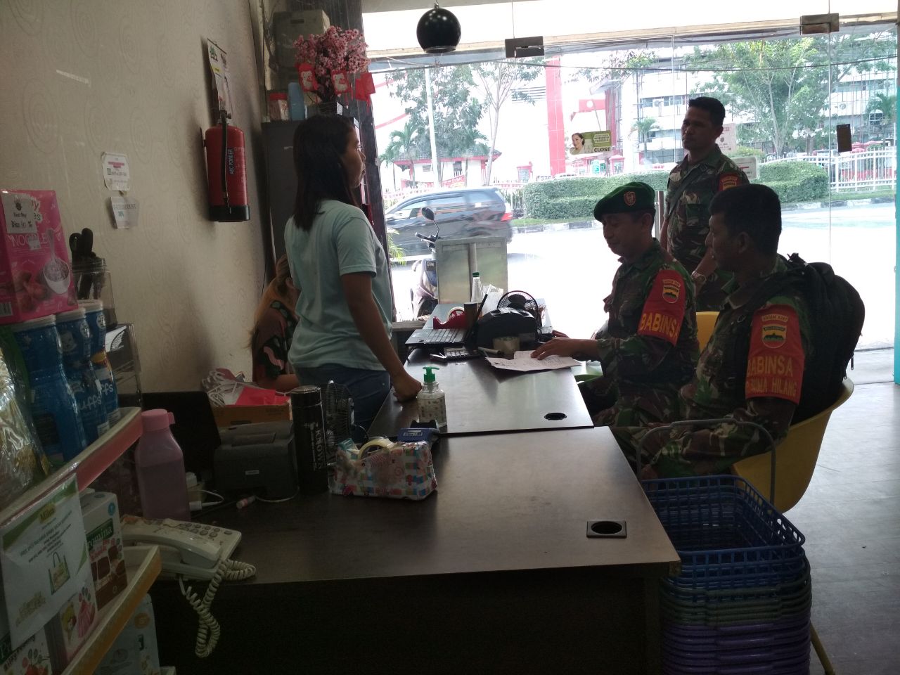 Babinsa Bahas Penanganan Sampah Rumah Tangga  dan Pembuatan Tong Sampah 