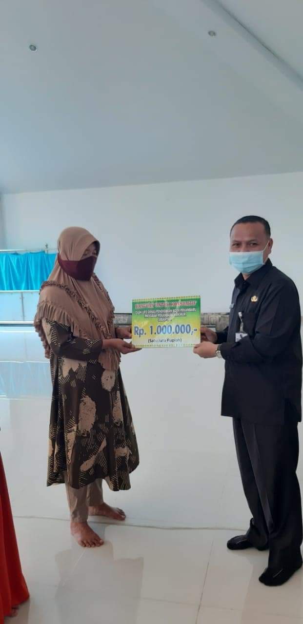 Disdik Pekanbaru Serahkan Zakat Profesi Guru Kepada 84 Siswa dan 20 Masyarakat Kurang Mampu