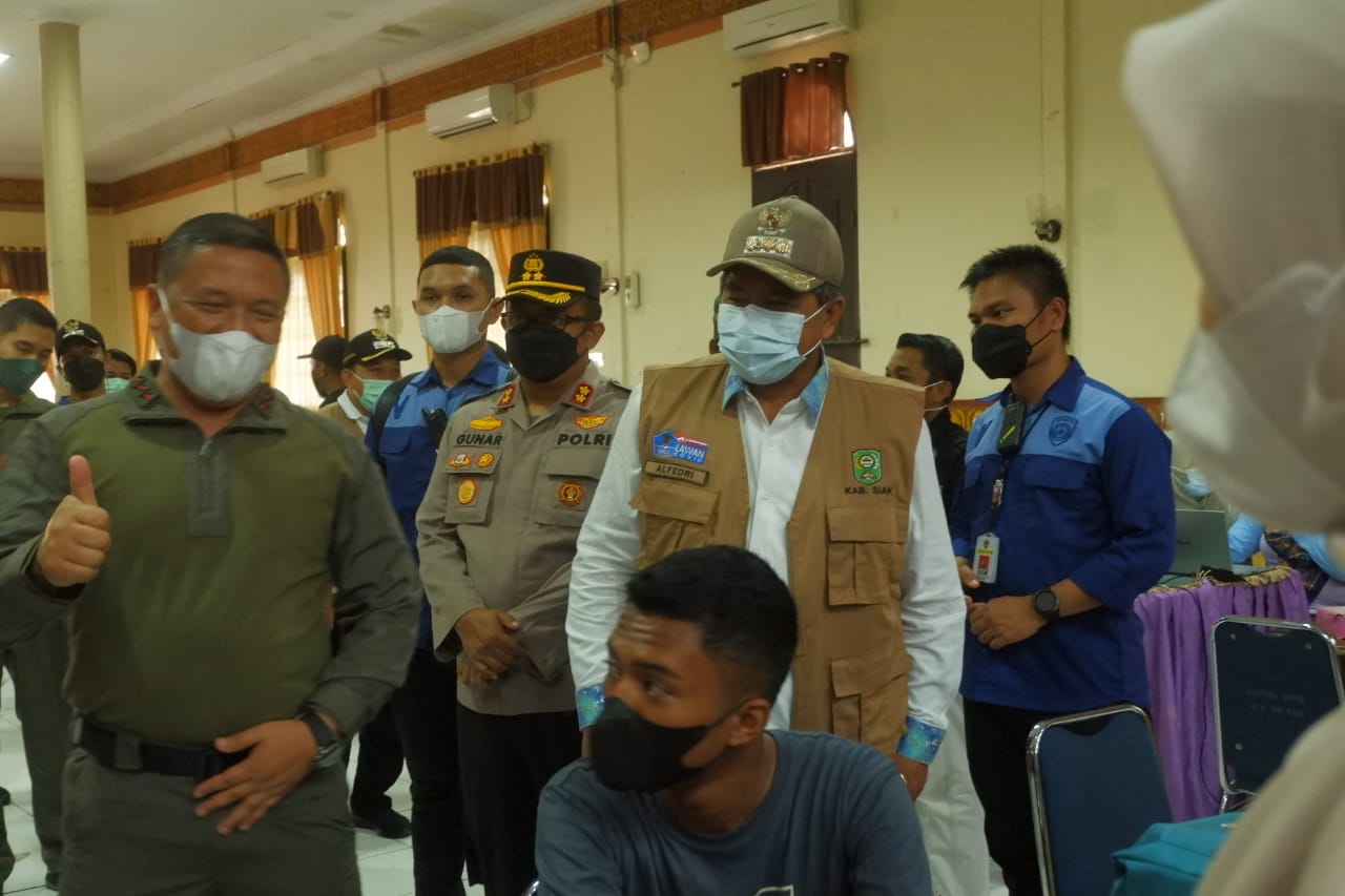 Bupati Alfedri dan Kapolda Riau Tinjau Vaksinasi Massal 