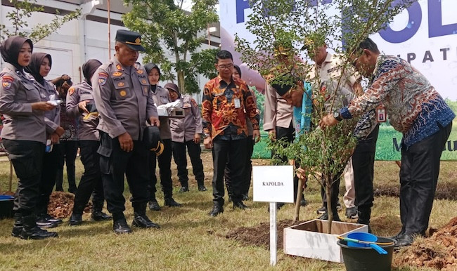 Kapolda Riau Ajak Warga Kuansing Tanam Pohon untuk Lestarikan Alam