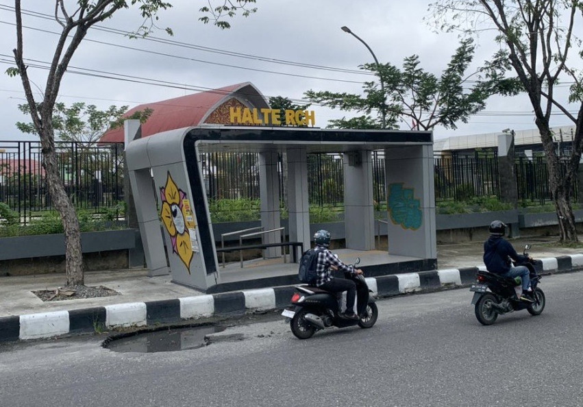 Vandalisme Warnai Halte Bus di Depan RCH Pekanbaru