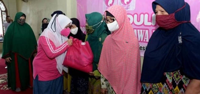 Baksos PPLIPI Jabar di Subang, Lina Ruzhan Serahkan 100 Paket Sembako