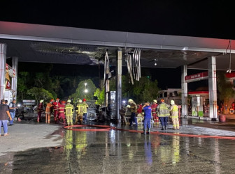 Tengah Malam, Mobil Kijang Kapsul Terbakar di SPBU Hangtuah Pekanbaru, Satu Pompa Hangus
