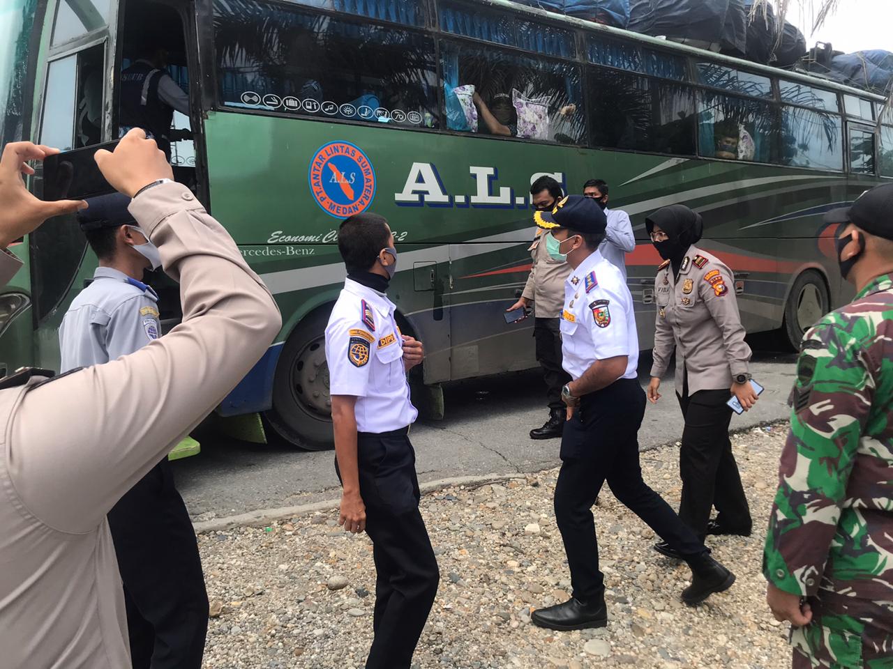Melintas di Pekanbaru Saat PSBB, Bus ALS dari Purwokerto Diminta Balik Kanan