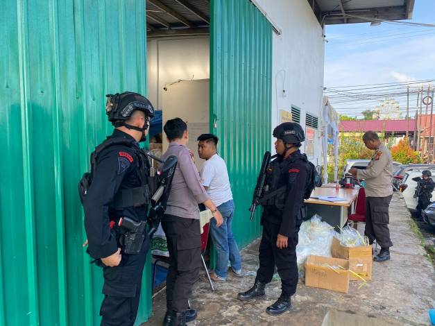 Jaga Keamanan Pemilu 2024, Brimob Bersenjata Tinjau Gudang Logistik KPU Pekanbaru