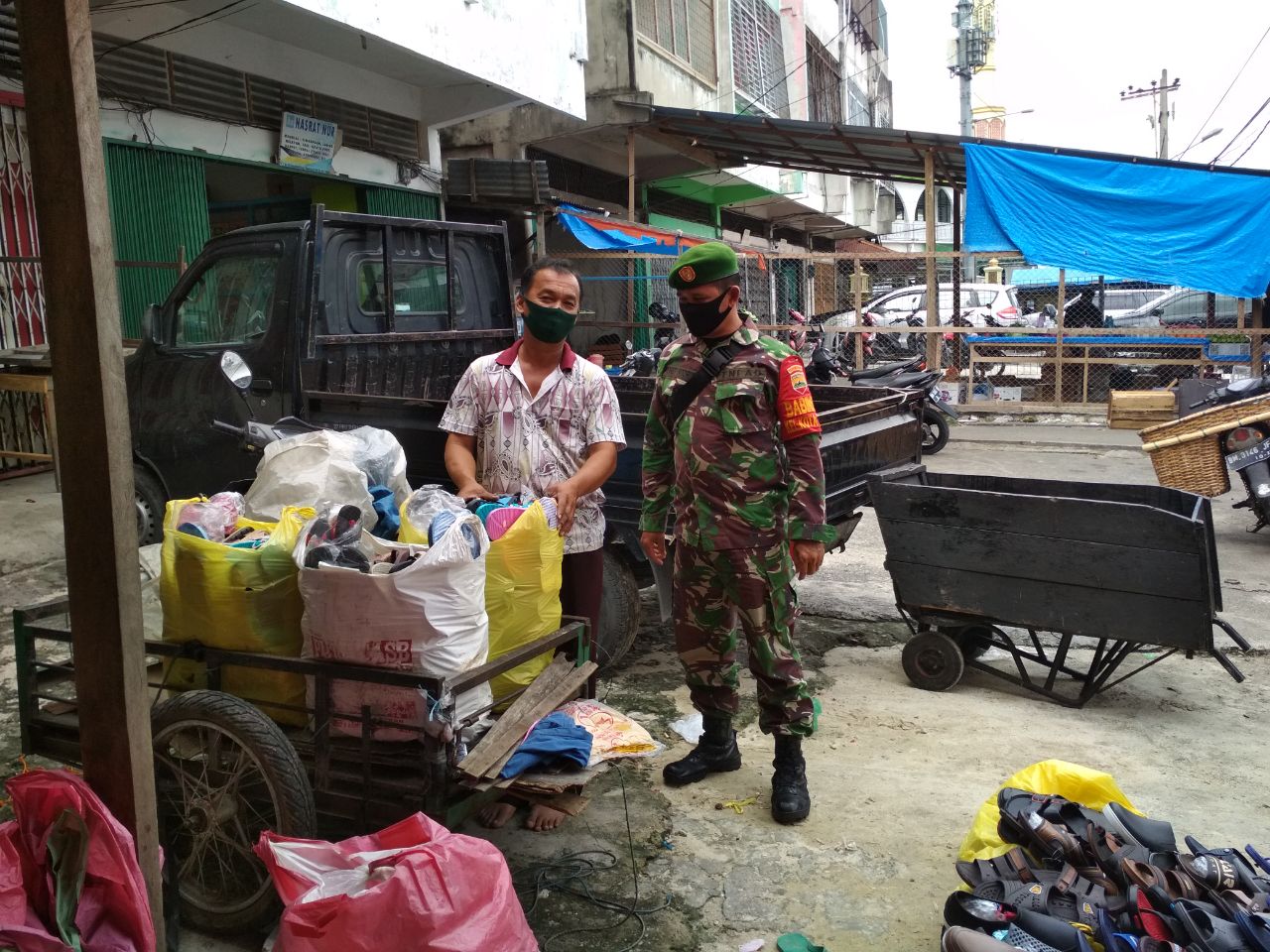 Babinsa Kotabaru Sosialisasi Penegakan Disiplin Prokes di Pasar Agussalim
