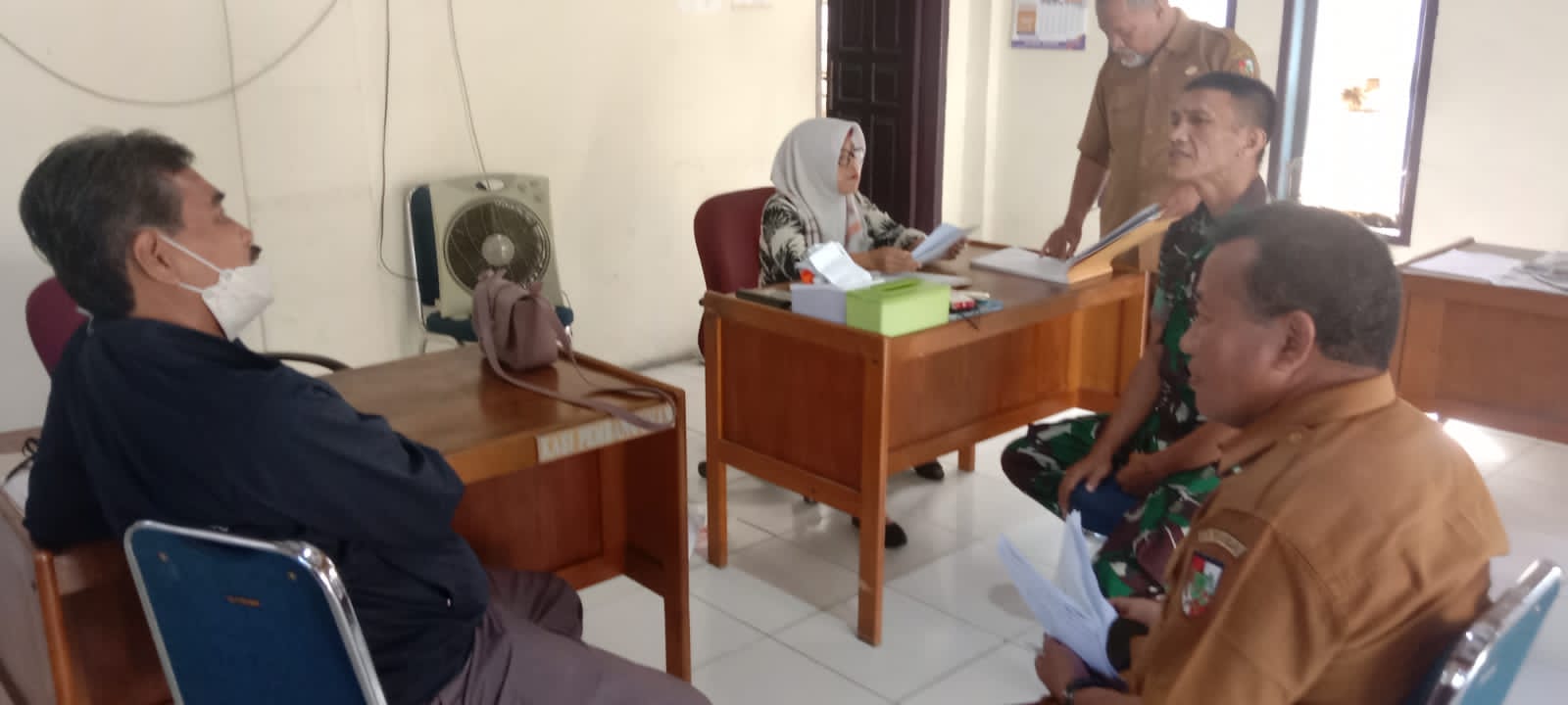 Komsos dengan Staf Kelurahan dan RW, Babinsa Bahas Keamanan dan Kebersihan 