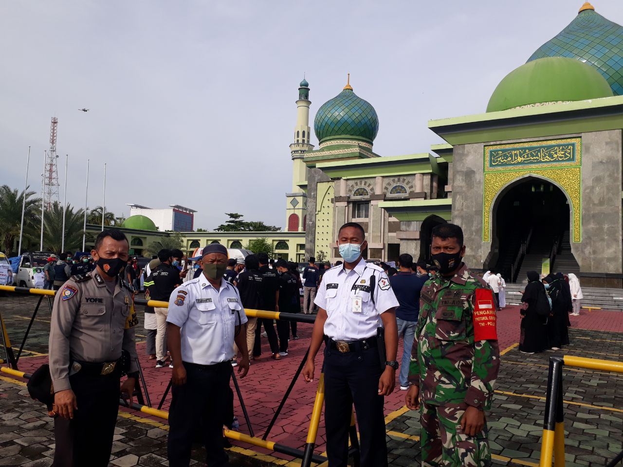 Wakili Wadanramil 02 Kota,  Serda Khairuddin Hadiri  Penyerahan Bantuan di Masjid Agung Annur Pekanbaru