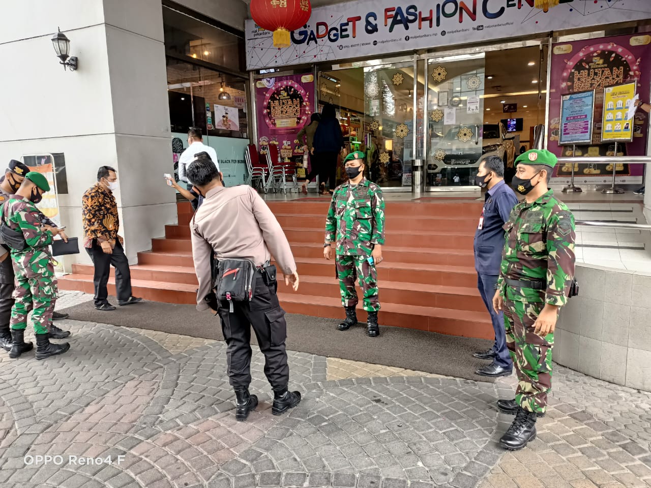 Ciptakan Wilayah  Teritorial Aman Babinsa-bhabinkamtibmas Gelar Patroli 