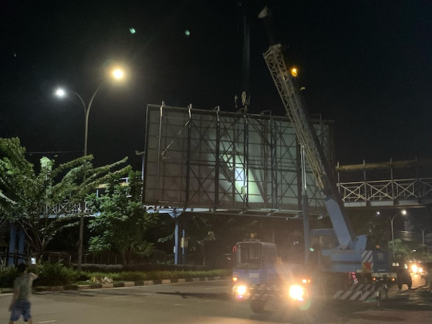 Pemko Pekanbaru Lanjutkan Aksi Bersih-Bersih Reklame Ilegal