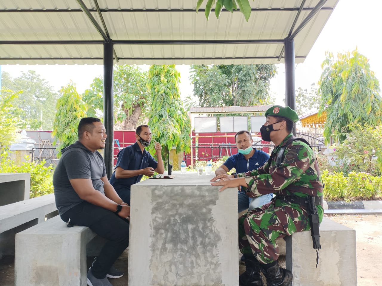 Komsos Bersama Warga, Babinsa Tanahdatar Ajak Jaga Kamtibmas 