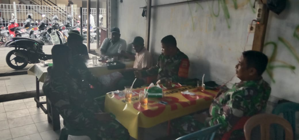 Komsos dengan Forum RT RW , Babinsa Kelurahan Sukaramai  Imbau Warga Kompak, Pro Aktif Jaga Kampung dan Kebersihan Lingkungan 