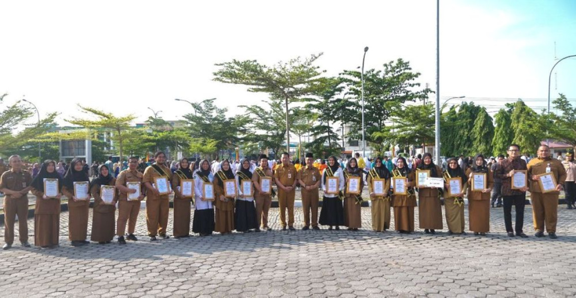 Masrul Kasmy Serahkan Penghargaan pada Tenaga Kesehatan