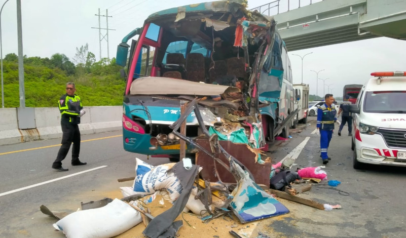 Bus PMTOH Tabrak Tronton di Tol Permai, Satu Penumpang Tewas
