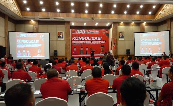 Hasto Perkenalkan Abdul Wahid-SF Hariyanto di Konsolidasi PDIP