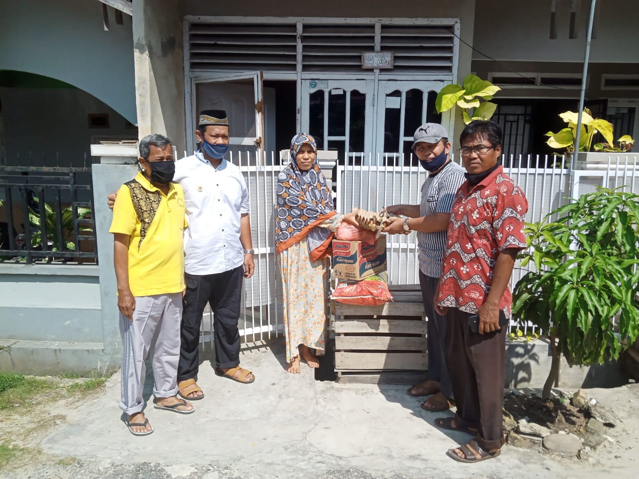 Masjid Ar Rahim Serahkan Sembako ke Keluarga Anak Yatim Pandau Jaya