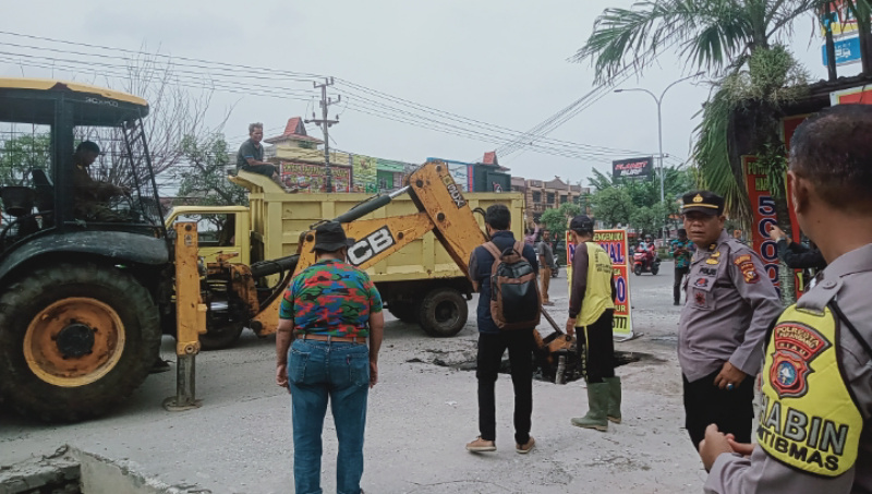 Goro Bersama, Kapolsek Binawidya Kerahkan Alat Berat