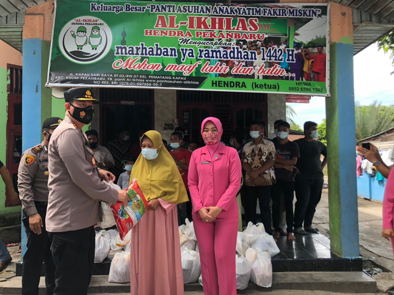 HUT Bhayangkara Ke-75, Polresta Pekanbaru Beserta Jajaran Kunjungi Purnawirawan Polri Serta Bagikan 1.000 Sembako dan Santuan ke Panti Asuhan