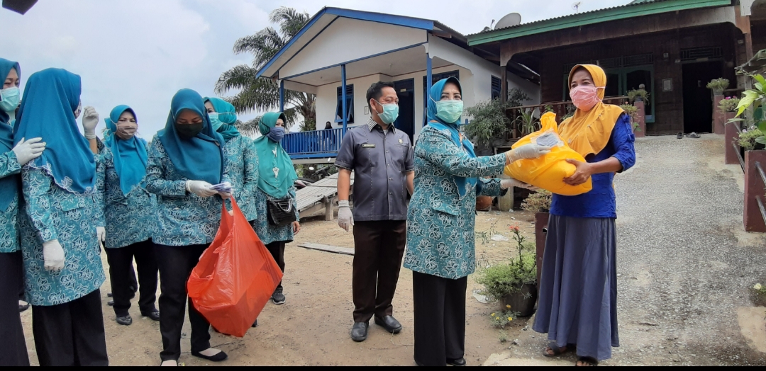Didampingi Bupati Harris, TP PKK Pelalawan Bagikan Paket Sembako